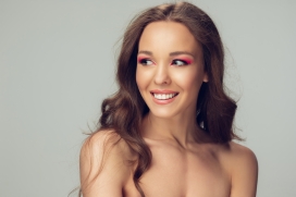 精致细腻肌肤的红眼影美女