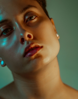 倾斜头部的美女