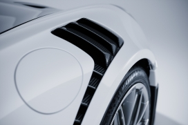 白色保时捷GT2 RS跑车