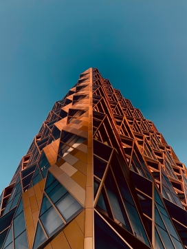 仰拍的建筑外墙图