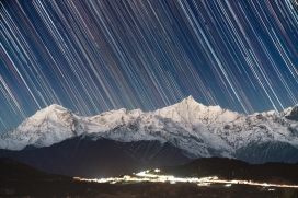 雪山上空的流星雨