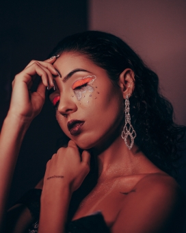 闭眼睛的红眼影女郎