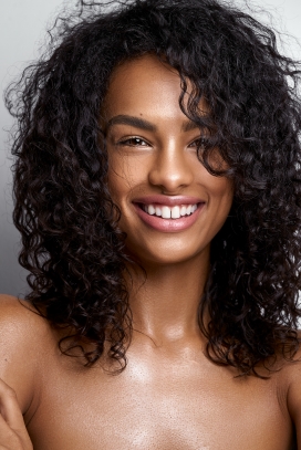 Erica Carvalho-彩虹卷发黑女郎