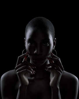 摸脸的非洲光头女子