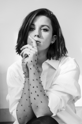 带刺的女性黑白图片