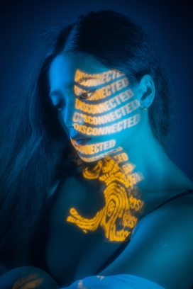 脸部被荧光字照射的美女