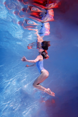 水下潜水游泳摄影图