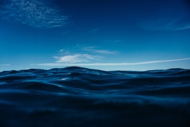 深蓝色的海水