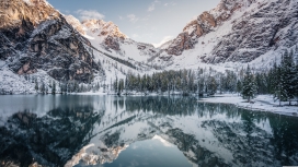 冬季的湖泊倒影图