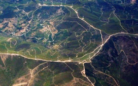 航拍的山丘公路图