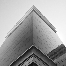 仰拍的建筑外墙图