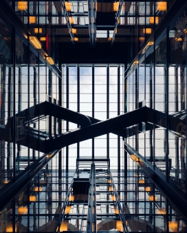 仰拍的商务写字楼建筑