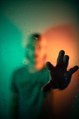 触摸模糊玻璃的手