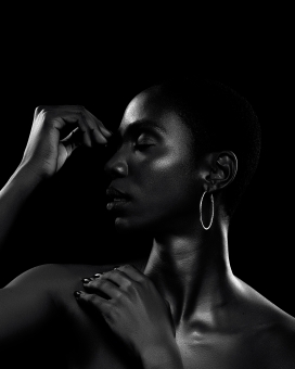 黝黑大耳环的女子人像图