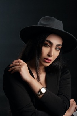 戴帽子手表的长发女郎