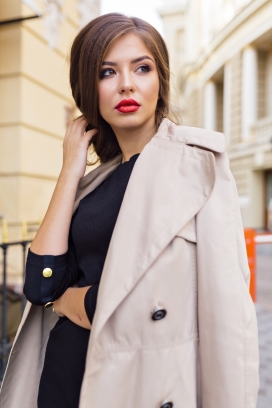 街拍时尚风衣女郎