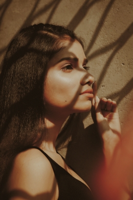 靠在墙壁上的鼻环女郎