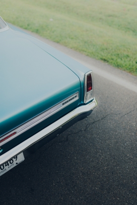 复古的蓝色老爷车尾部图