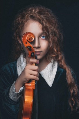 金发小提琴姑娘