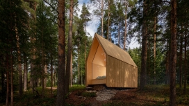 用交叉层木材建造舒适的林地尖角小屋