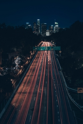 城市马路车流夜景图
