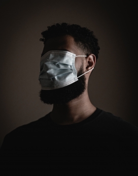 戴口罩的胡须男子