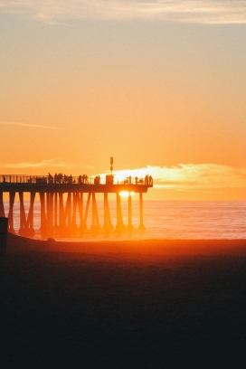 夕阳下的码头油田