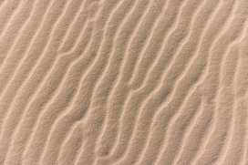 画满波浪线的沙漠