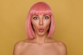 俏皮撅嘴唇的红发女郎