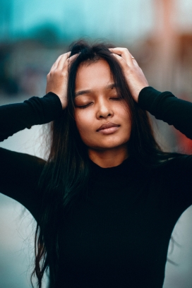 抱头有点小烦恼的黑发美女