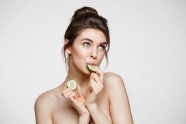 吃黄瓜片的盘头美女