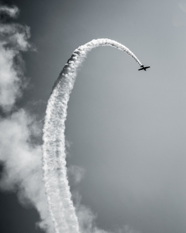 浓烟滚滚的飞机