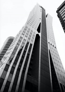 仰拍的写字楼建筑