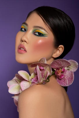 Aves-彩妆眼影女郎