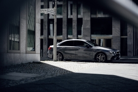 新款奔驰A CLASS轿车摄影图