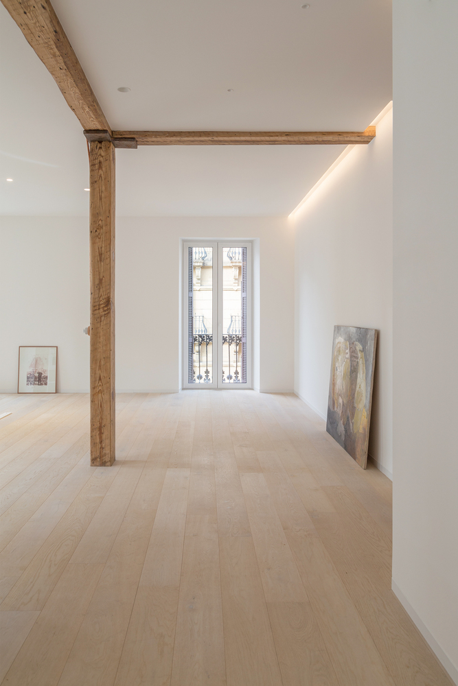 六个阳台提供了俯瞰主干道的广阔视野,建筑内部庭院的其他三个窗户则为整层提供着充足的自然光线。建筑最初的用途之一是住宅,大概四十年之后,它又恢复了其最初的功能,但较之前更加宽敞、明亮和舒适。