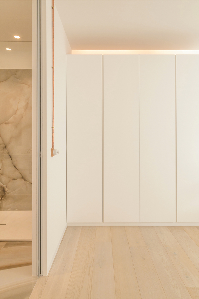 人们可以通过入口区域进入120平方米的楼层,入口区域与包括厨房、餐厅和起居室在内的一系列大型日间活动空间相连,得益于立面的开口数量足够多,室内整天都可以接收到自然光线。每一侧都有两个卧室。盥洗室和洗衣房等湿空间都靠近室内的露台放置,为前面提到的更为精致的空间留出了更多面积。