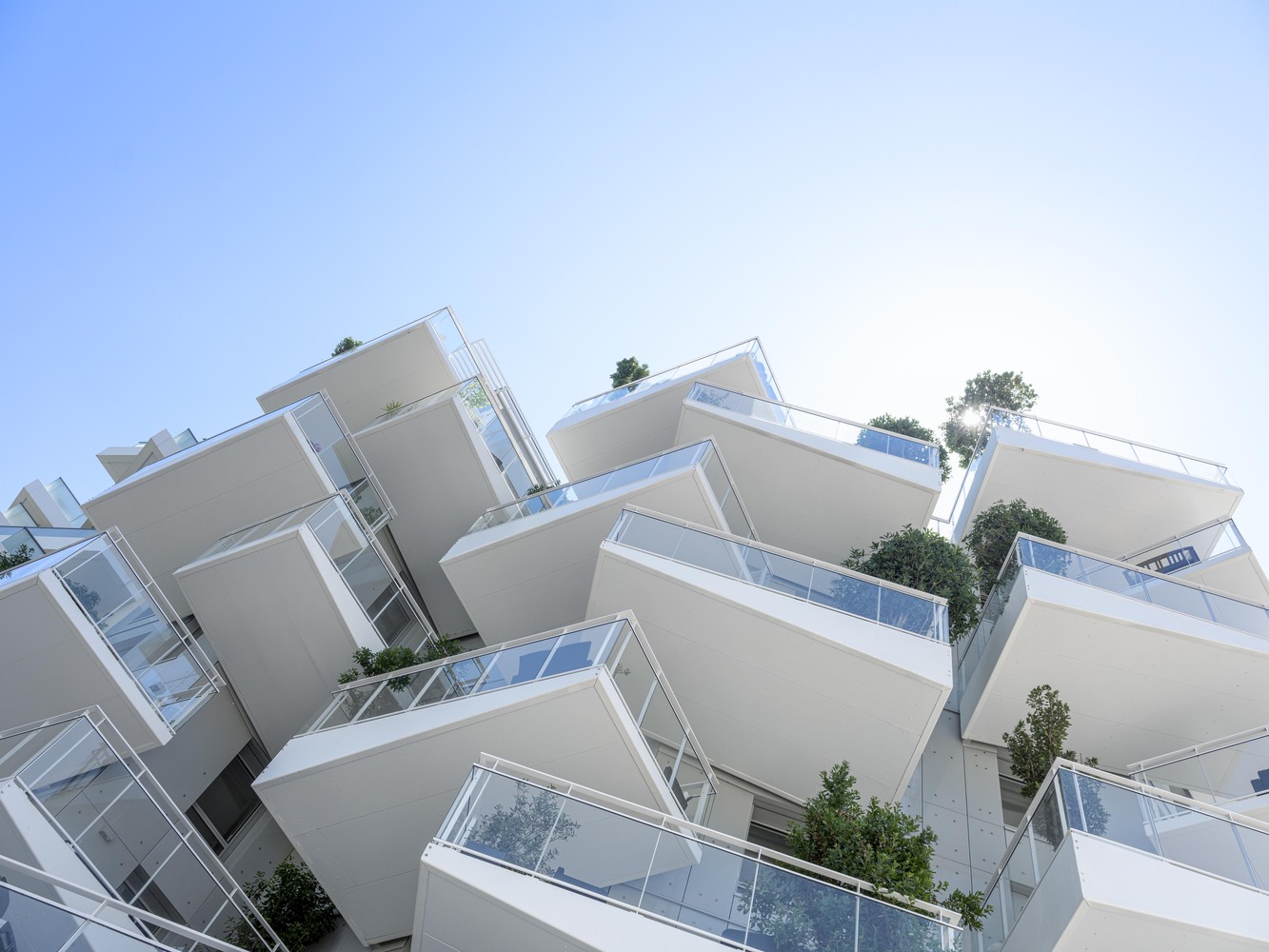 住宅的架构为其向外拓展的部分提供了绝佳位置,也让居民们可以充分利用所处地气候的优势。每一户都配有真正的室外空间,以此增强各自的可居住性,也让每一个延展空间有着属于自己的树,为住户在室外用餐时提供遮荫。