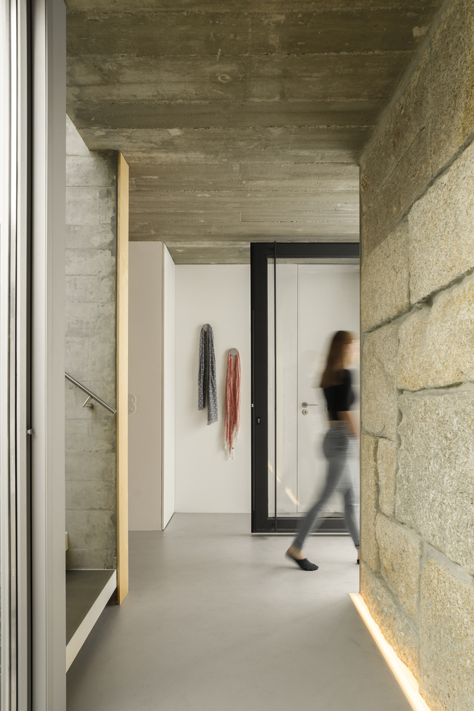 葡萄牙花岗岩上350平米纯白院房屋住宅设计---酷图编号1340569