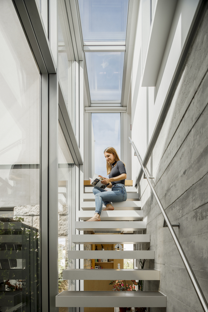 葡萄牙花岗岩上350平米纯白院房屋住宅设计---酷图编号1340570