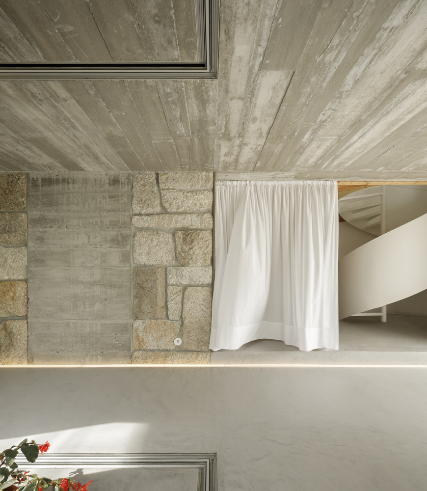 葡萄牙花岗岩上350平米纯白院房屋住宅设计---酷图编号1340582