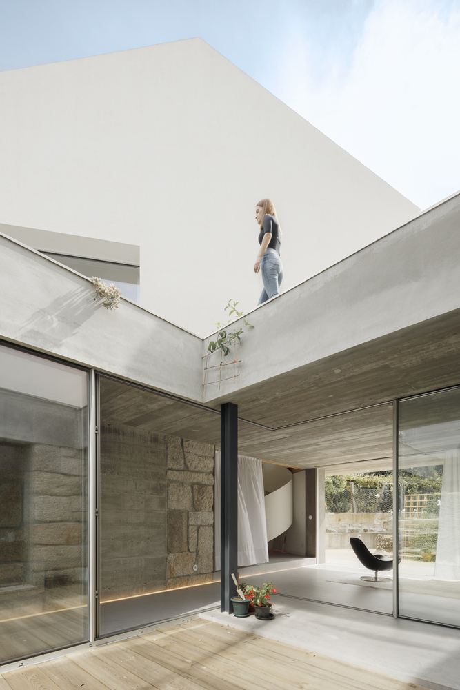 葡萄牙花岗岩上350平米纯白院房屋住宅设计---酷图编号1340580