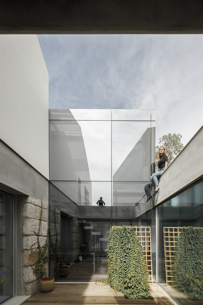 葡萄牙花岗岩上350平米纯白院房屋住宅设计---酷图编号1340581