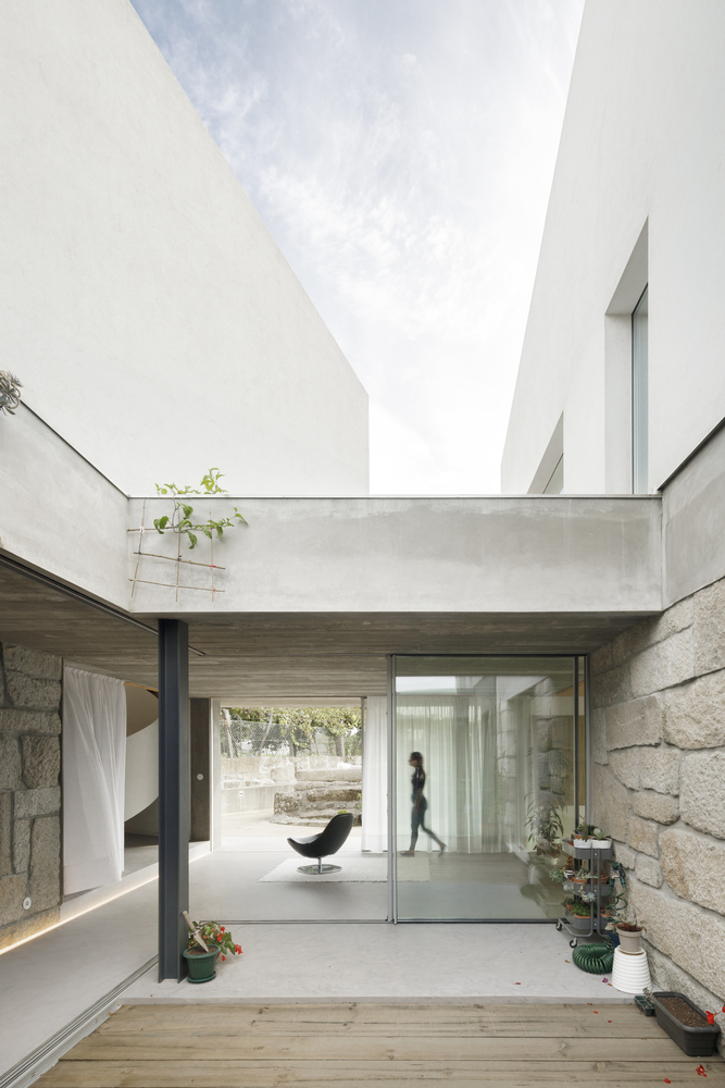 葡萄牙花岗岩上350平米纯白院房屋住宅设计---酷图编号1340588