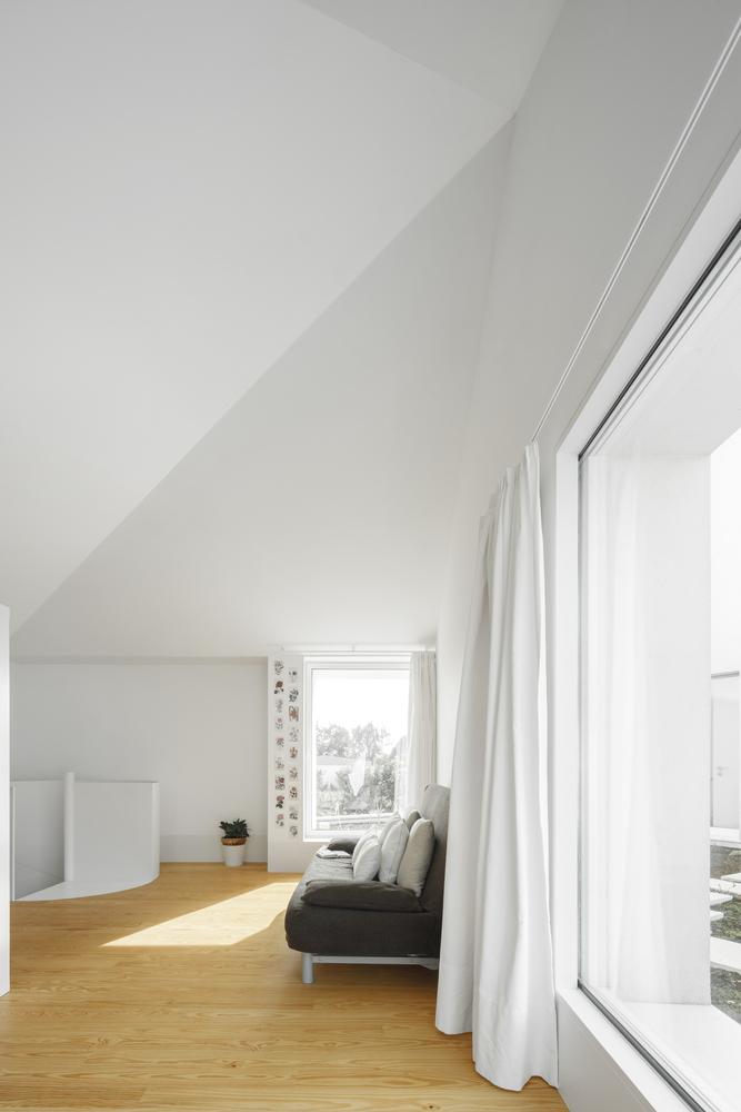 葡萄牙花岗岩上350平米纯白院房屋住宅设计---酷图编号1340587