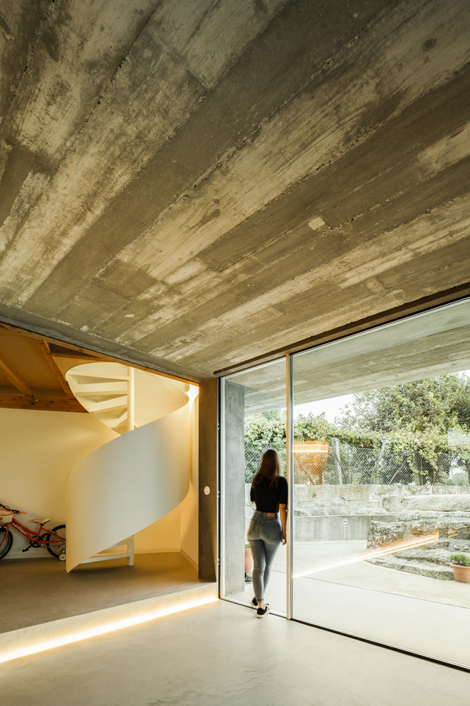 葡萄牙花岗岩上350平米纯白院房屋住宅设计---酷图编号1340604