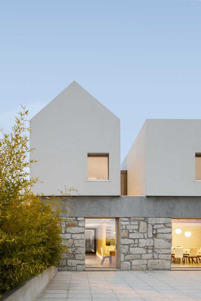 葡萄牙花岗岩上350平米纯白院房屋住宅设计---酷图编号1340611