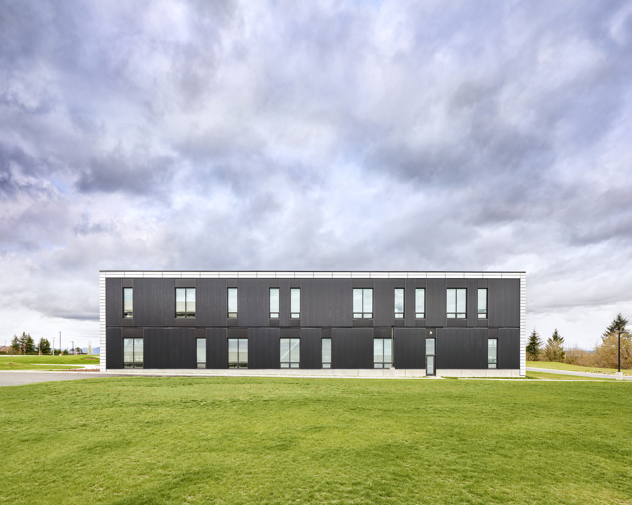 核心的学习空间像一个研发舱,学生们可以在这里动手实践数控、制造、计算机等,邻近还有户外的学习空间。这体现了学校的文化,也联系起了大部分的学习空间