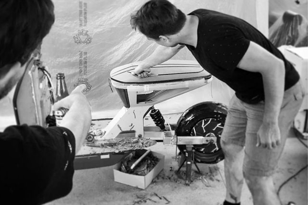 一看这个设计就知道设计师已经去掉了一切不必要的东西,把需要的东西留在了一个现代而光滑的箱子里,从悬挂、把手、包装一直到背面,可拆卸的2.4kWh电池位于踏板车的脚凳