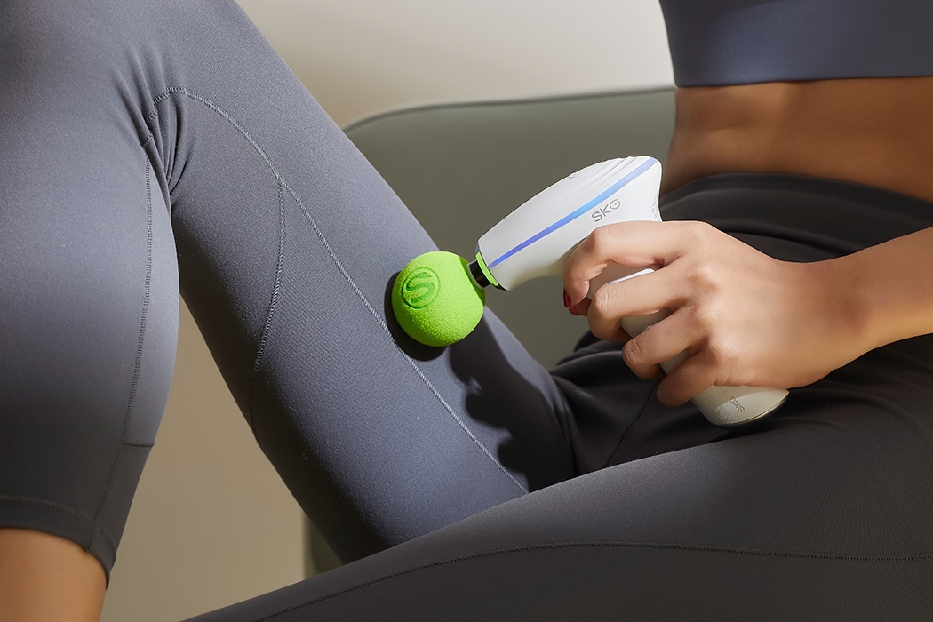 SKG F5-带有内置热敷功能可促进肌肉恢复的微型按摩枪图片